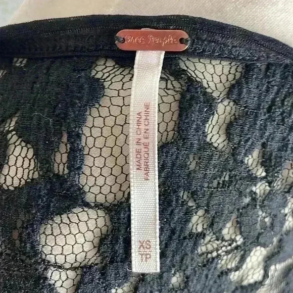 Free People Top Pullover Short Sleeve Scoop Neck Floral‎ Lace Black Sz XS - Picture 7 of 7